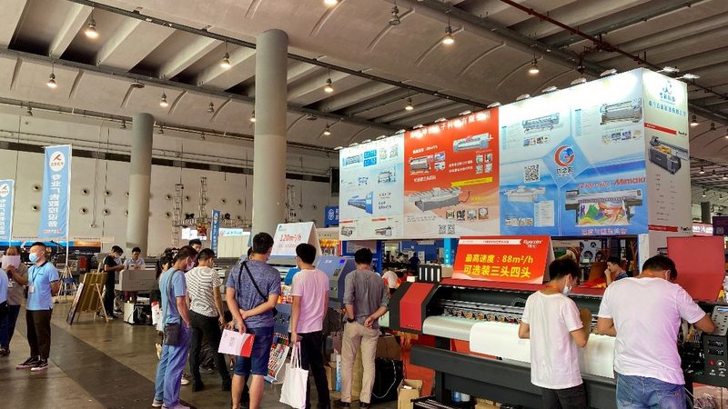 喷绘写真膜材质规格解析：揭秘展台设计的“面子”工程
